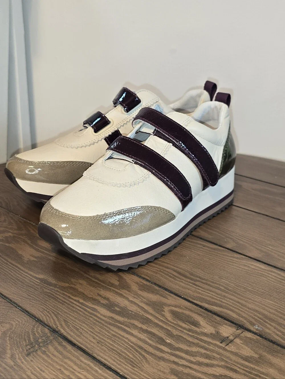 Johnston & Murphy NWOTGracie Olive & Burgandy Double-Strap Sneaker Women's Sz 9M